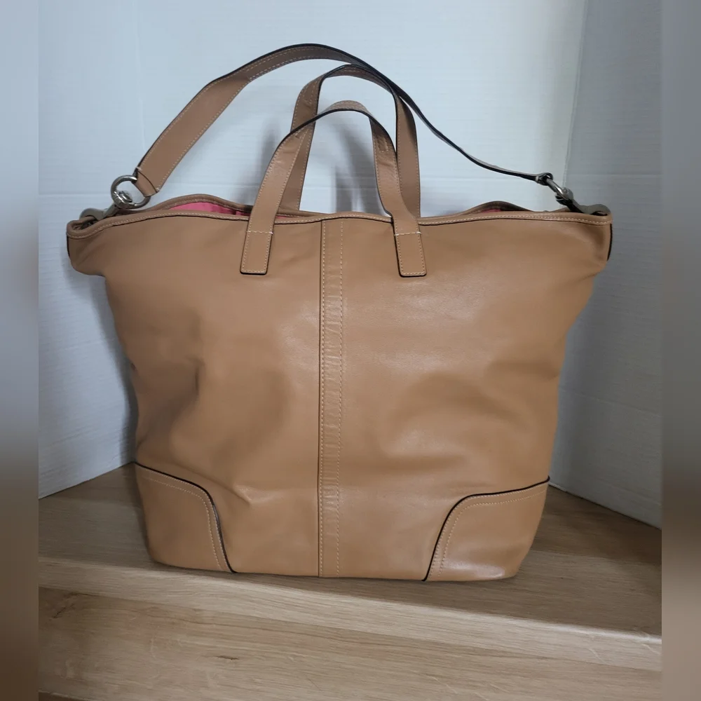 Coach Hadley Duffle Bag . - Picture 3 of 16